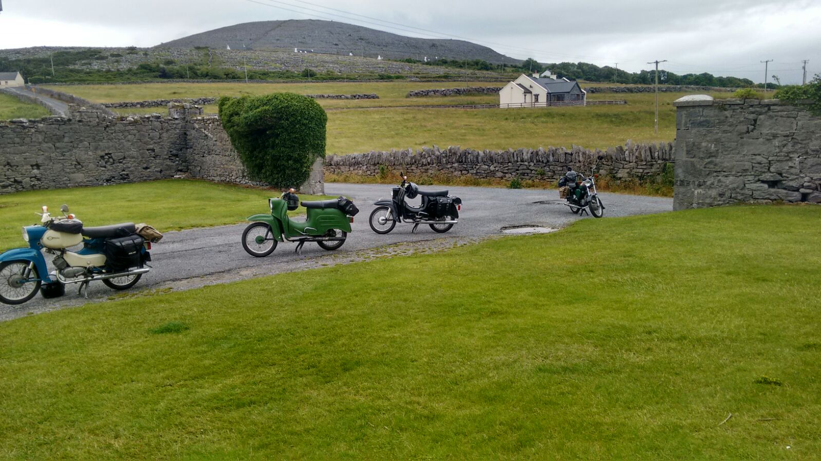 Mopeds auf Straße in Irland