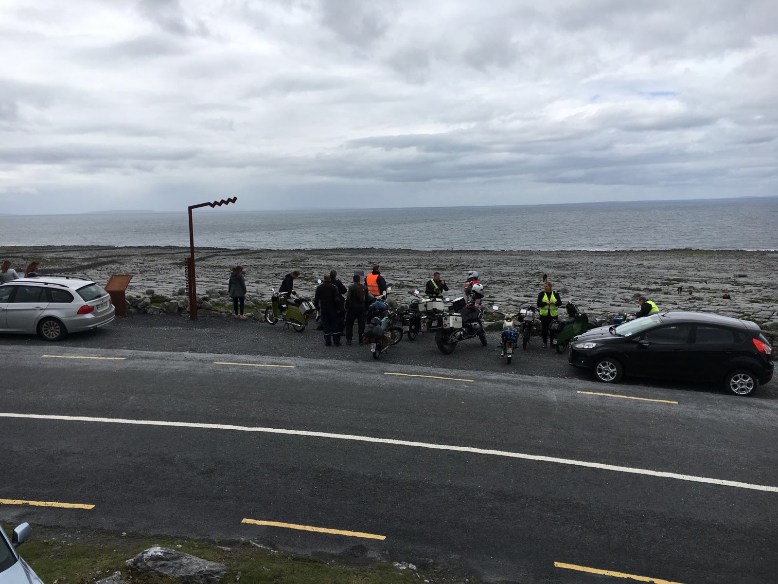 Mopeds auf Straße in Irland