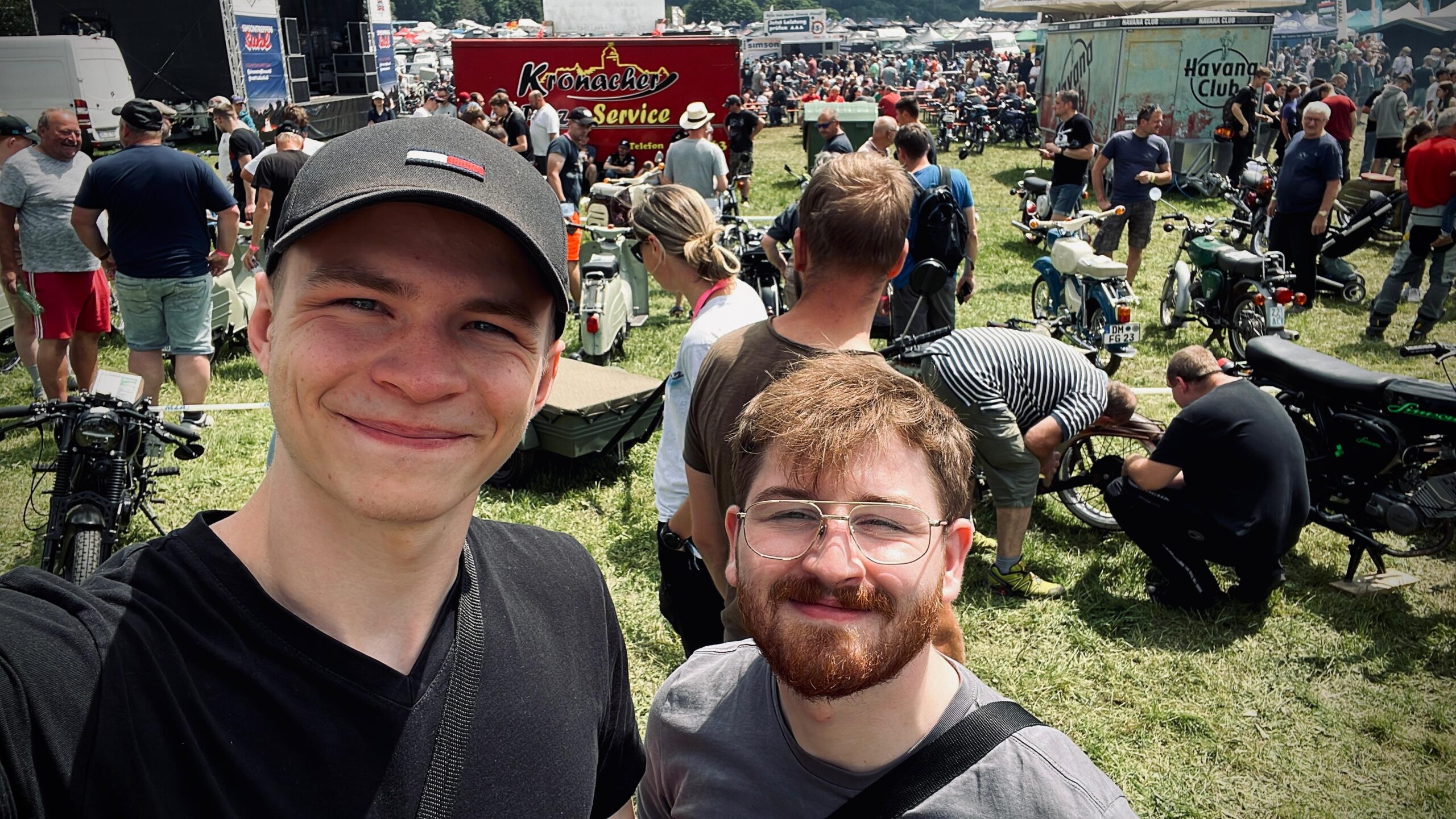 2 Menschen auf einem Festival