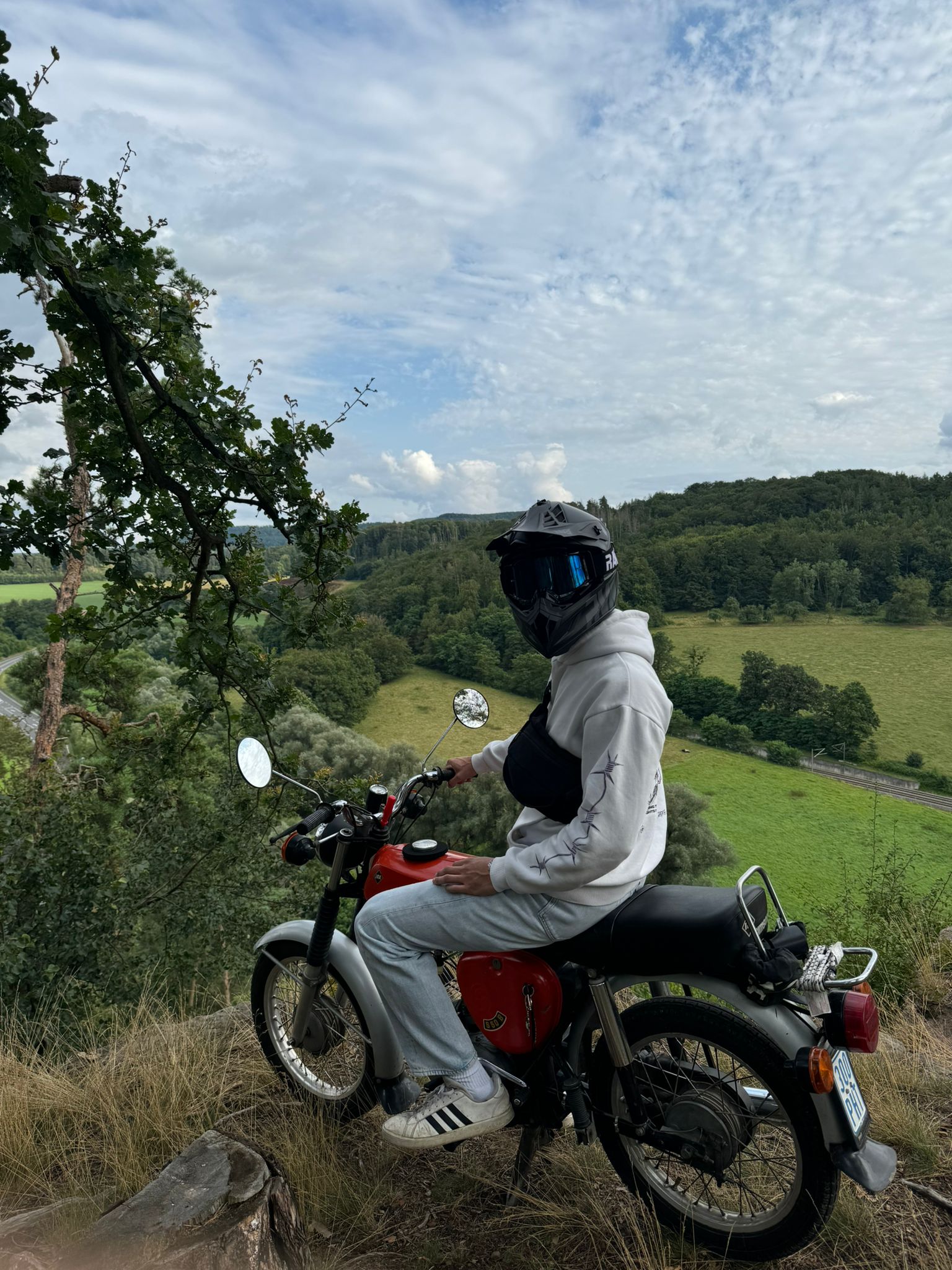 Junger Mann auf Moped