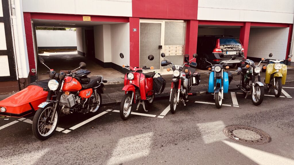 Mehrere Mopeds am Straßenrand