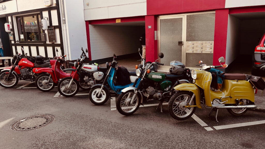 Mehrere Simsonmopdes am Straßenrand