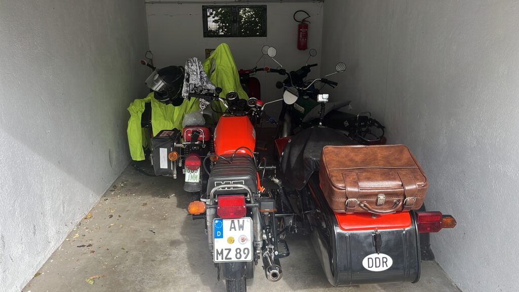 Mehrer Fahrzeuge in einer Garage