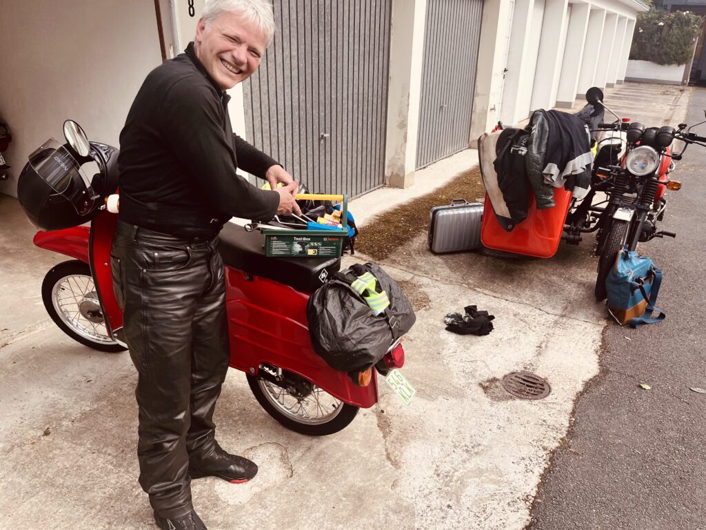 Mopedreparatur an der Garage