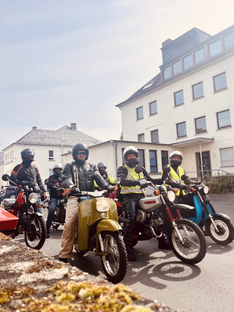 Mehrer Mopeds am Straßenrand