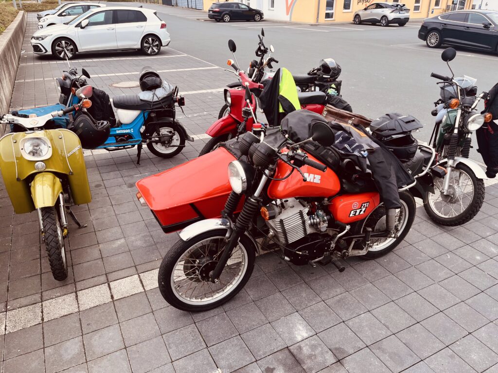 Mehrer Mopeds auf einem Parkplatz