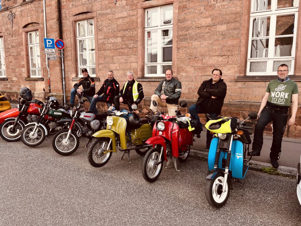 Mopeds mit Fahrern auf der Straße