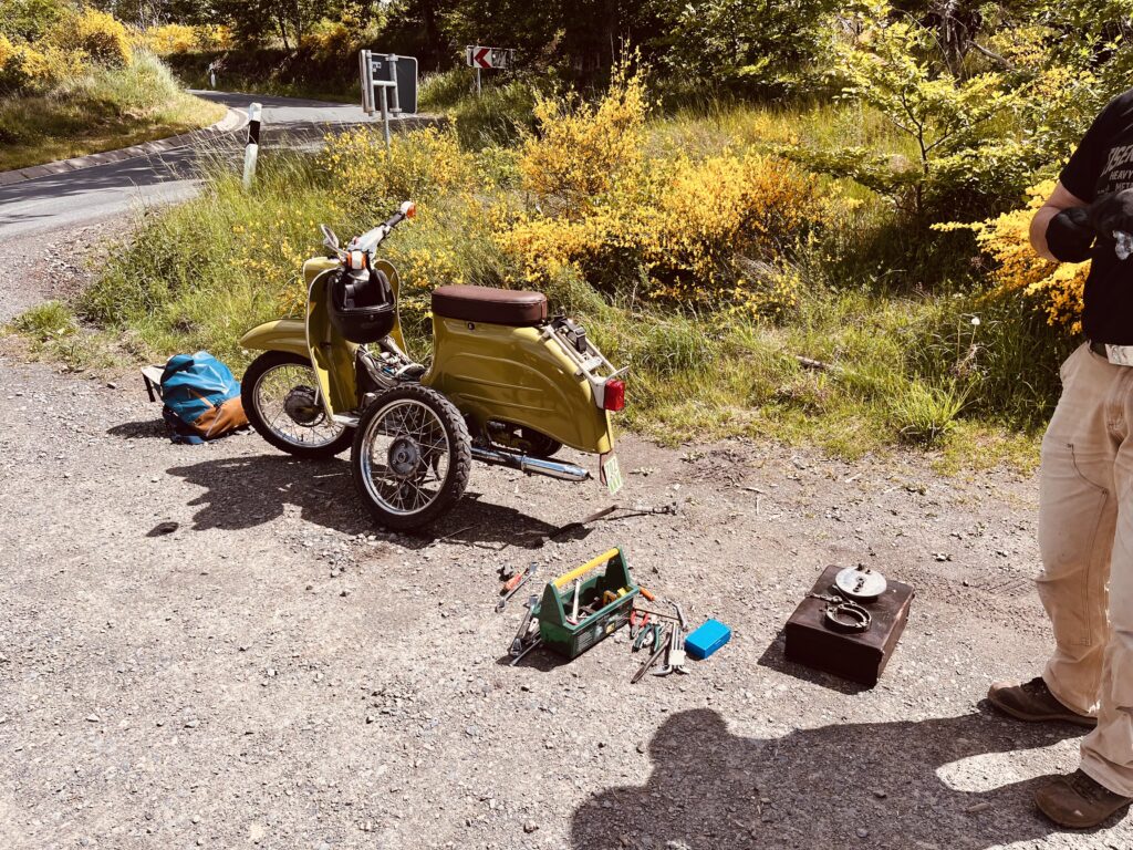 Mopedreparatur am Straßenrand