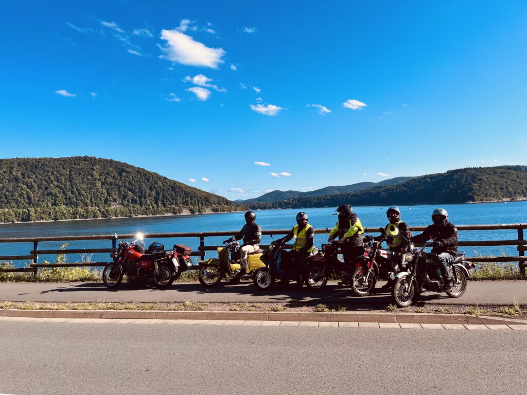 Mehrere Mopeds am Straßenrand