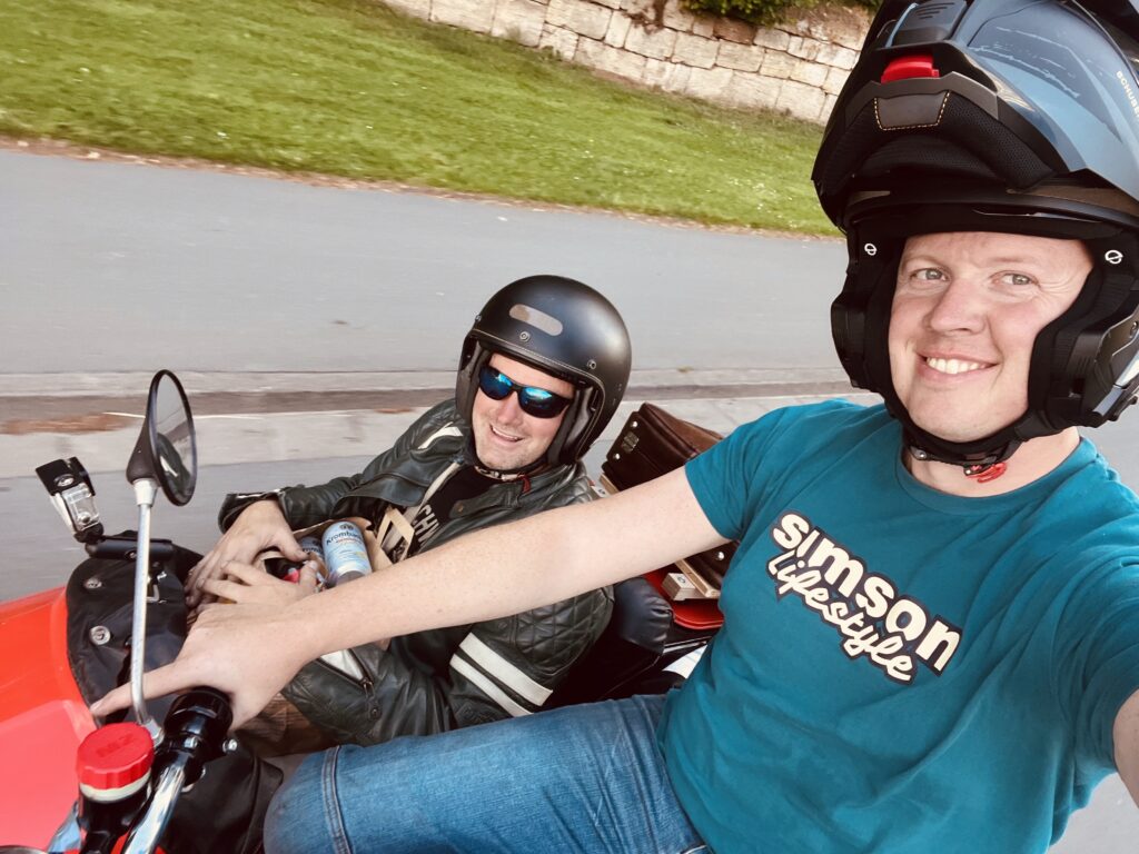 2 Motorradfahrer im Gespann