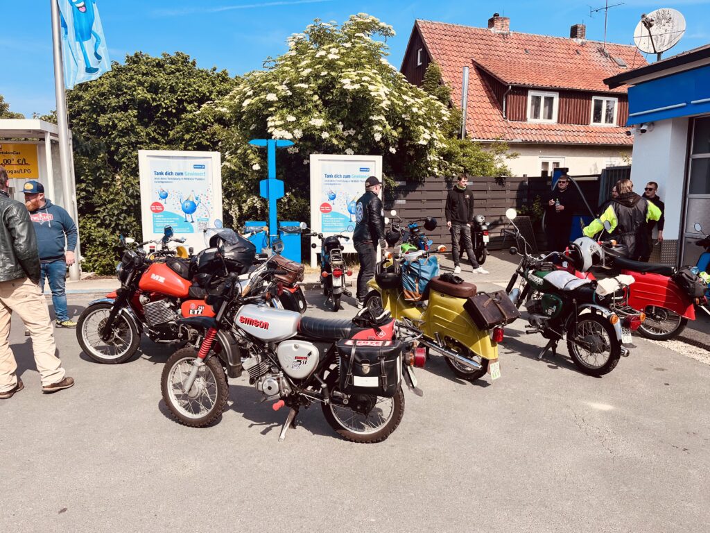 Simsonmopeds an einer Tankstelle