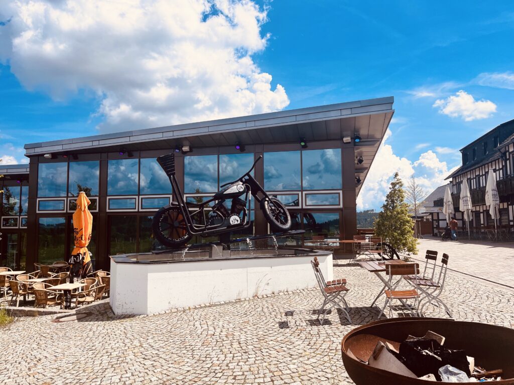 Motorradskulptur in Altlastenberg