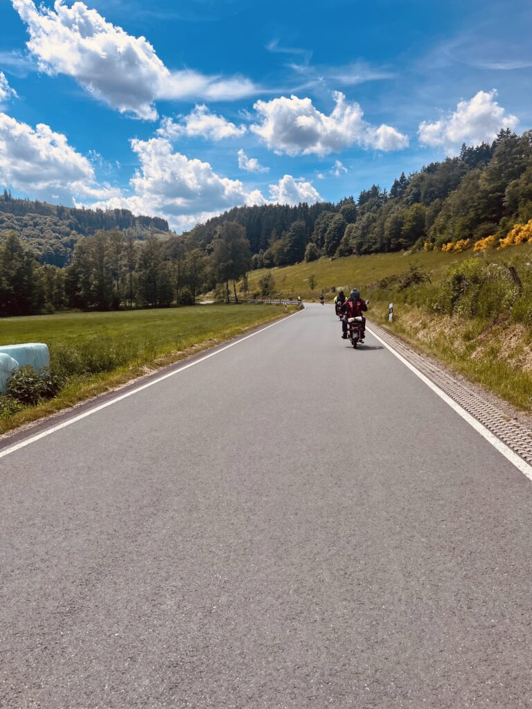 Mopeds auf einer Landstraße