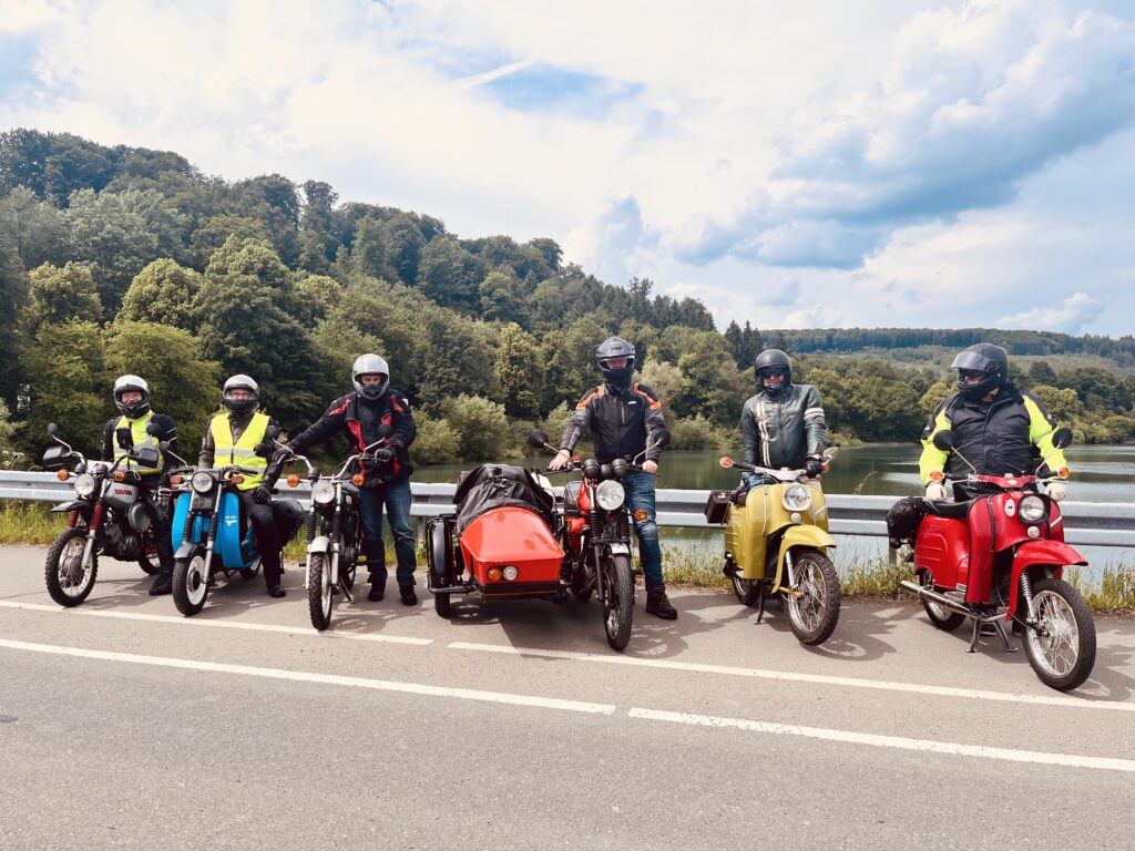 mehrer Mopeds am Hennesee