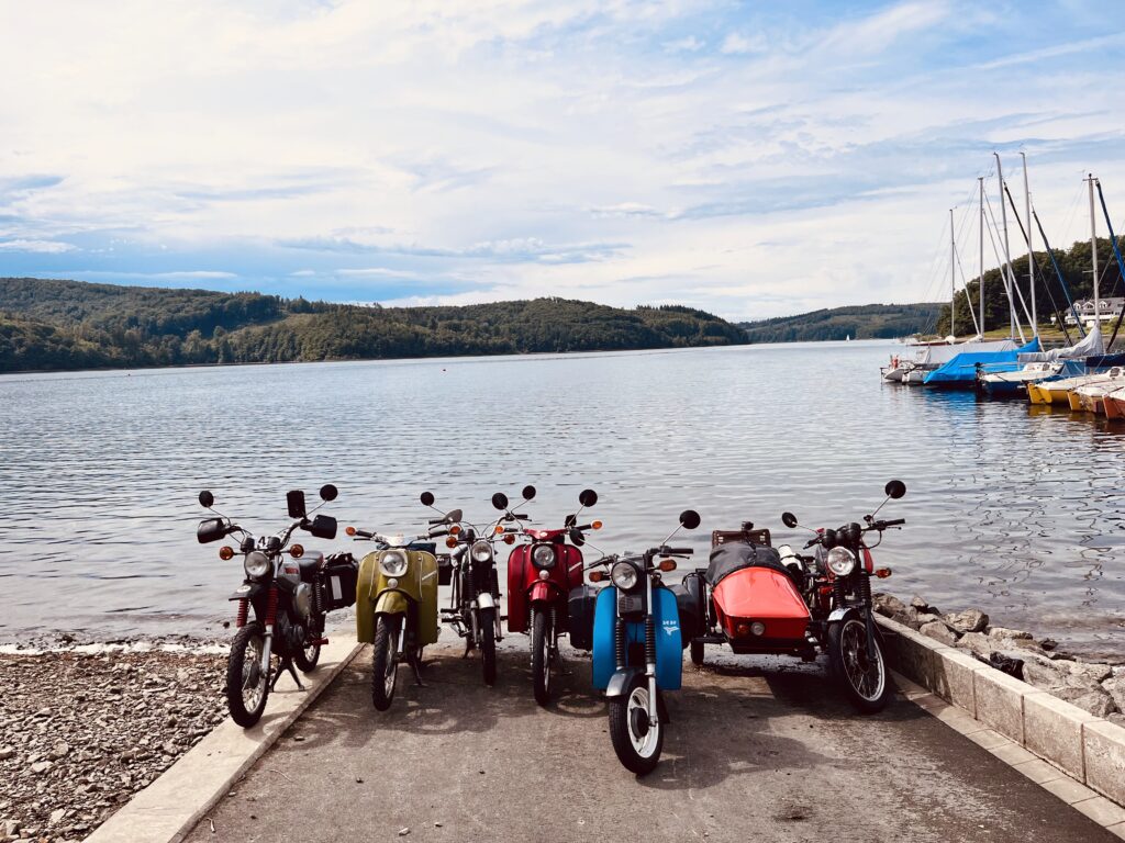 mehrere Mopeds am Sorpesee