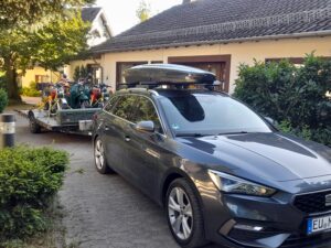 Auto mit vollgeladenem Autoanhänger