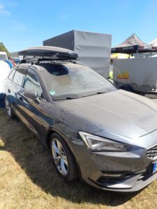 Ein verstaubtes Auto