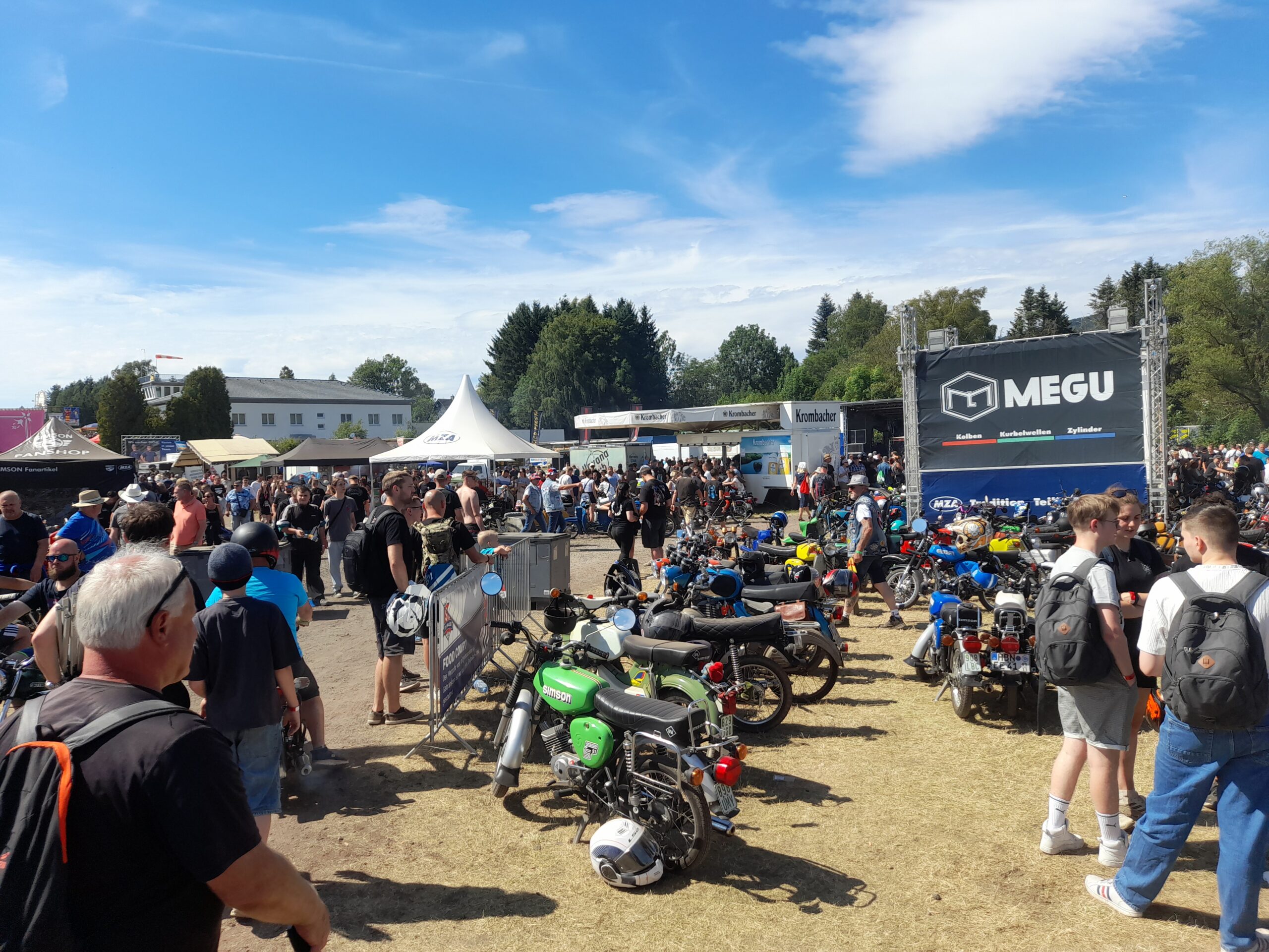 Festgelände mit Mopeds vom STS2025