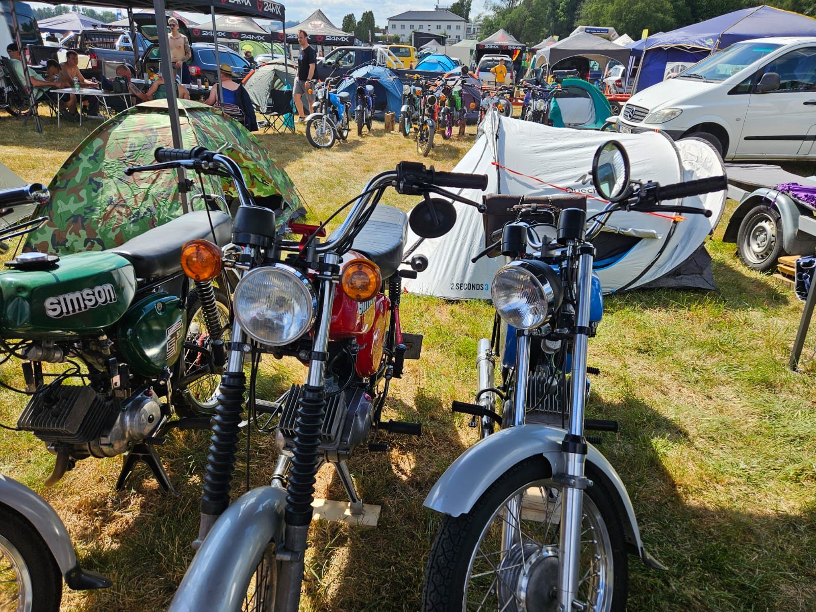 Mopeds auf dem Campingplatz