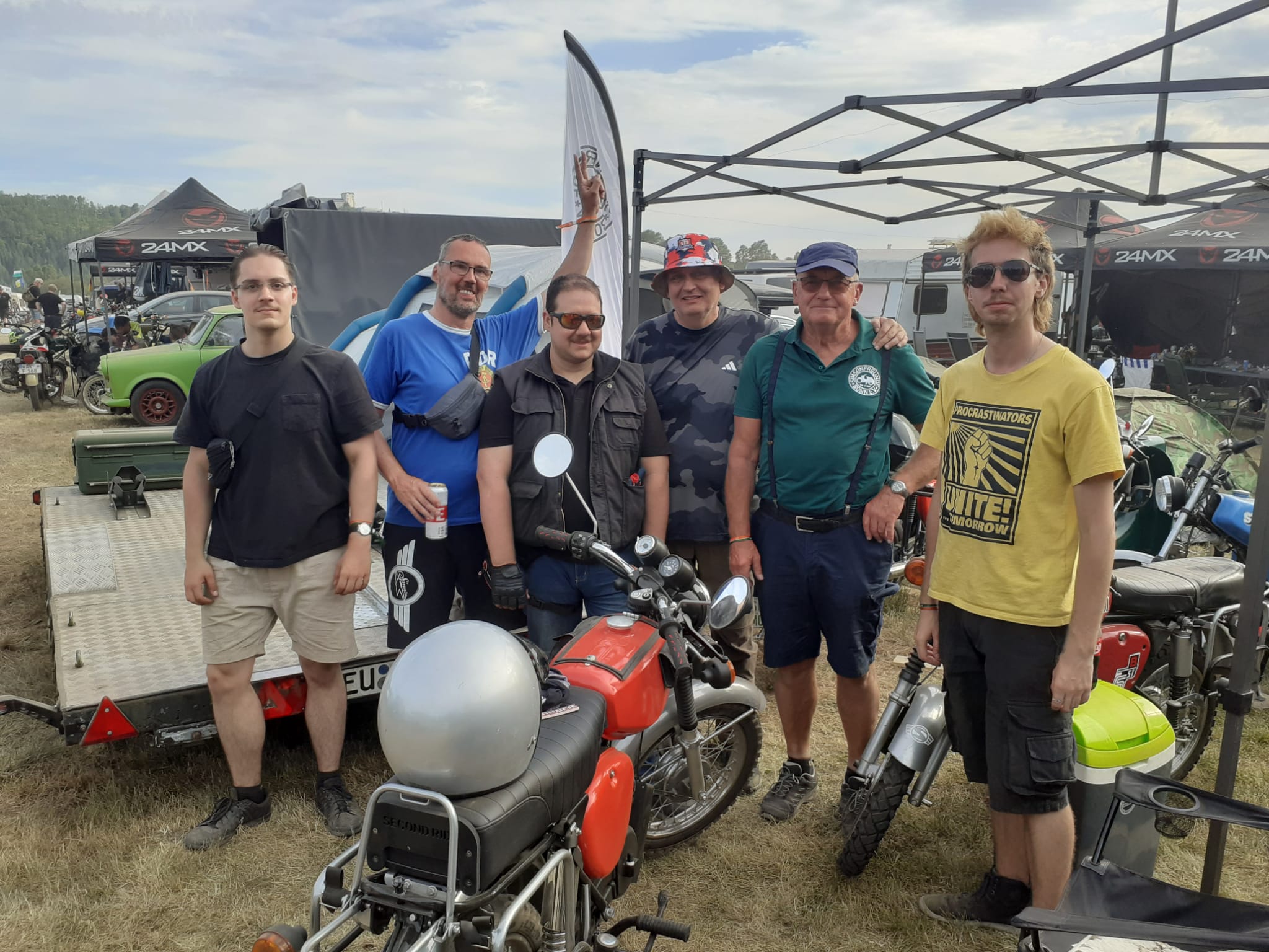 Mehrer Menschen bei einer Mopeveranstaltung