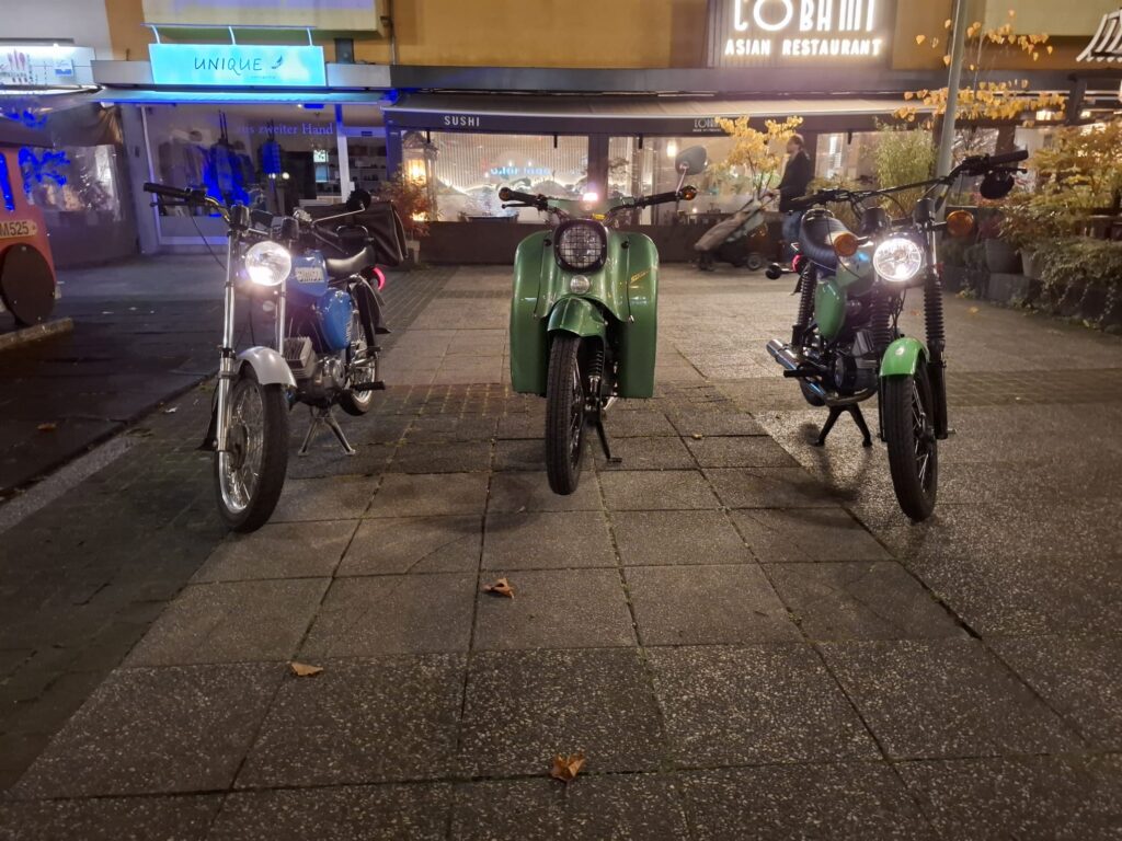 Mopeds im Dunkeln