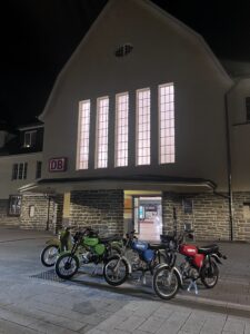 Mehrer Simsonmopeds am Bahnhof Godesberg