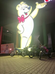 Mehrer Simsonmopeds am Haribo Werksverkauf in Bonn