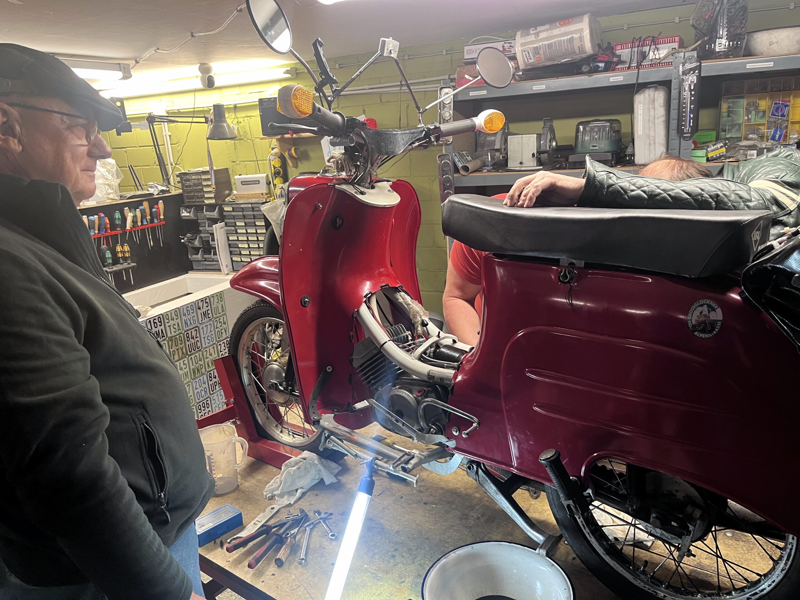 Ein Simsonmoped auf der Hebebühne in der Werkstatt