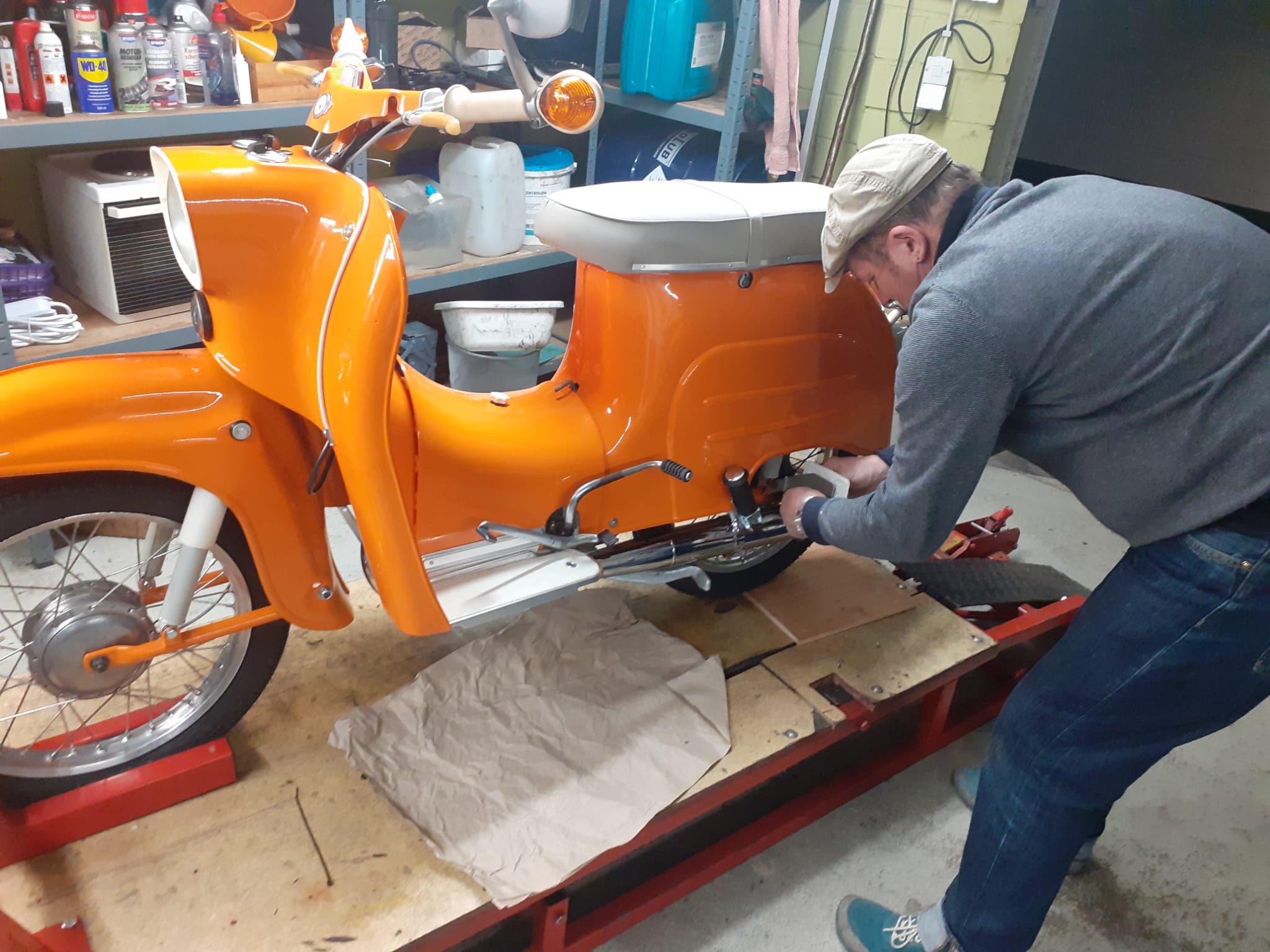 Simson Schwalbe auf Hebebühne