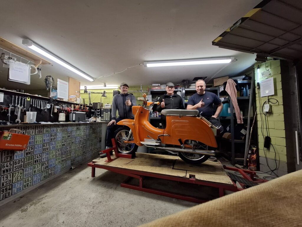 3 Männer hinter einer Simsonschwalbe