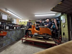 3 Männer hinter einer Simsonschwalbe