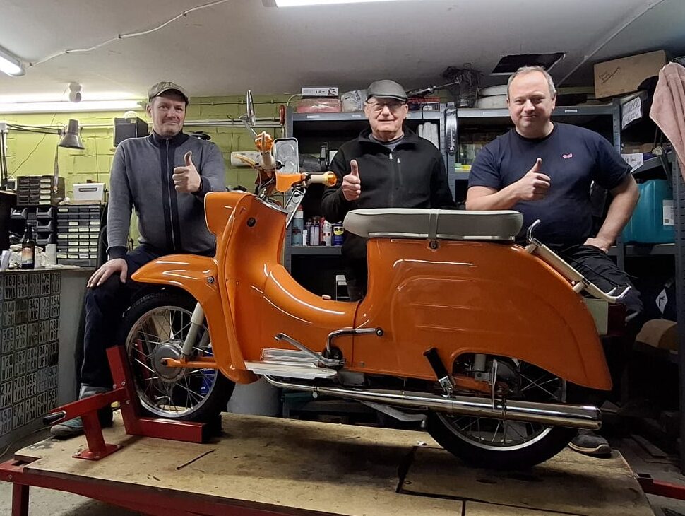 3 Männer hinter einer Simsonschwalbe