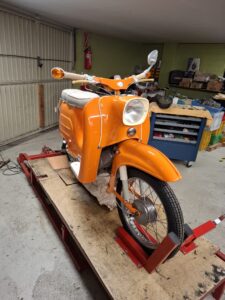 Simson Schwalbe auf Hebebühne