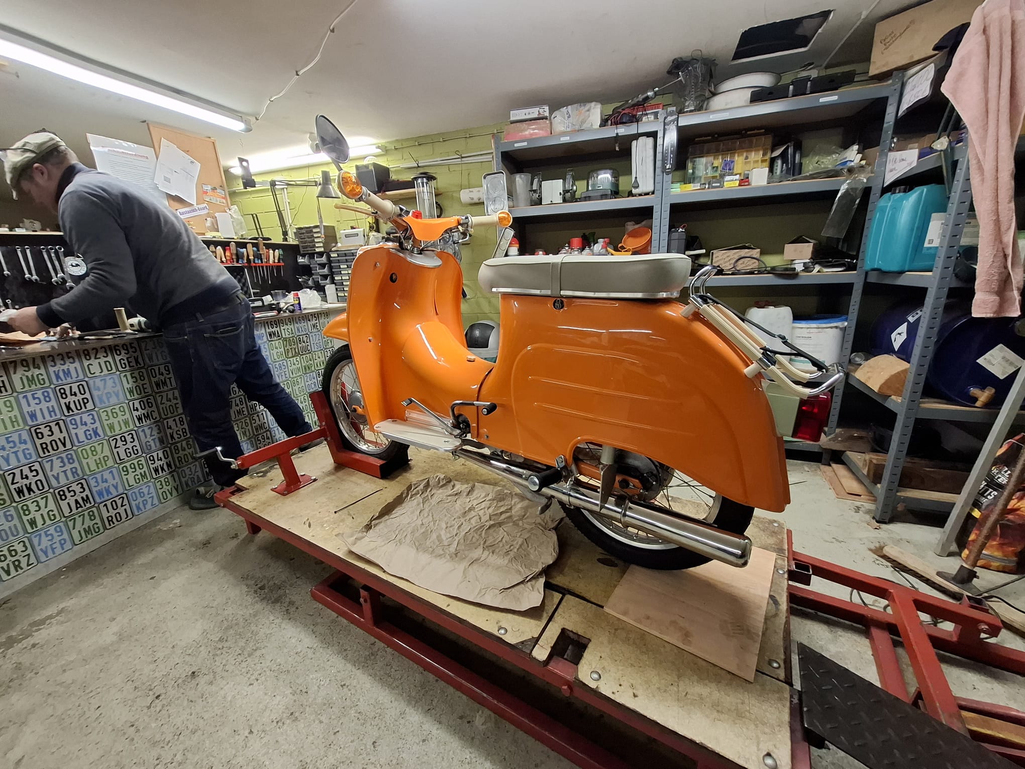 Eine Simson Schwalbe auf der Hebebühne