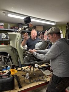 Reparatur einer Schwalbe in der Werkstatt