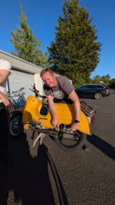 Ein Mechaniker repariert eine Simsonschwalbe