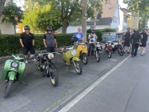 mehrer Simsonmopeds am Straßenrand