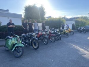 Mehrer Simsonmopeds am Straßenrand