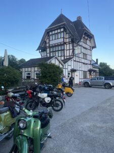 Mopeds am Bahnhof Kottenforst