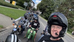 Ausfahrt mehrerer Mopeds