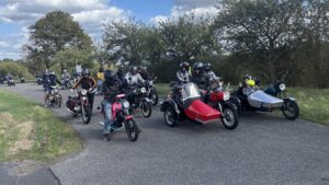 Kurze Pause, nach etwa 30km, mehrer Simson Mopeds und MZ Motorräder