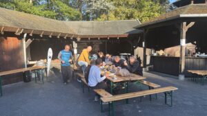 Viele Simsonfahrer beim Frühstück